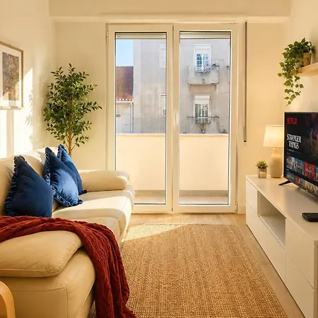 Charming 2-bedroom In Almada, Near Lisbon شقة *