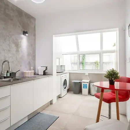 Charming 2-bedroom In Almada, Near Lisbon *