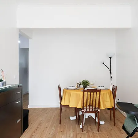 Charming 2-bedroom In Almada, Near Lisbon Lägenhet Almada